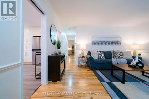 10 Dixie Avenue, Niagara-On-The-Lake, ON - Indoor Photo Showing Living Room