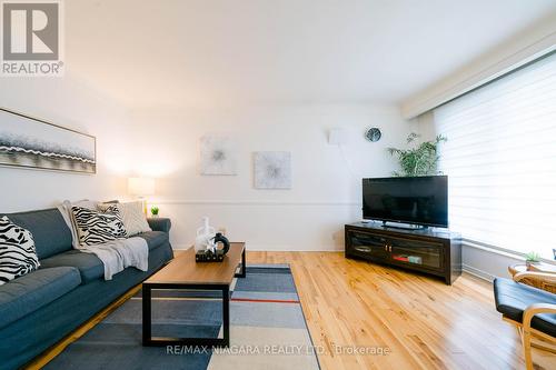 10 Dixie Avenue, Niagara-On-The-Lake, ON - Indoor Photo Showing Living Room