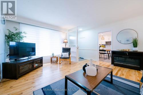 10 Dixie Avenue, Niagara-On-The-Lake, ON - Indoor Photo Showing Living Room