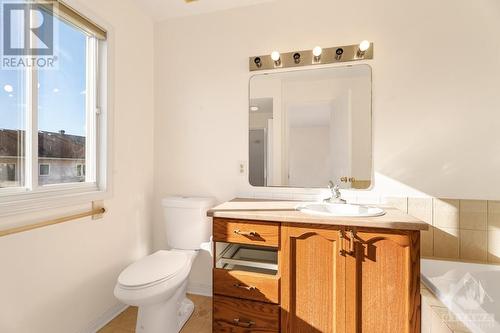 12 Fairpark Drive, Nepean, ON - Indoor Photo Showing Bathroom