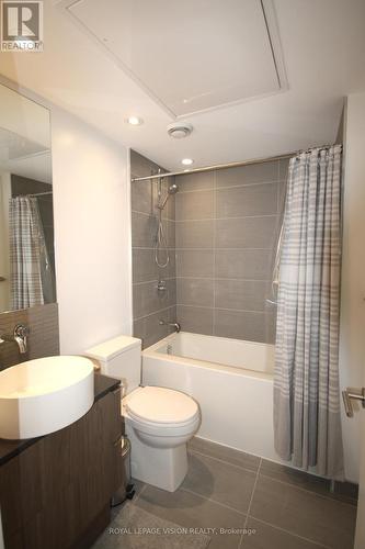 3202 - 161 Roehampton Avenue, Toronto, ON - Indoor Photo Showing Bathroom