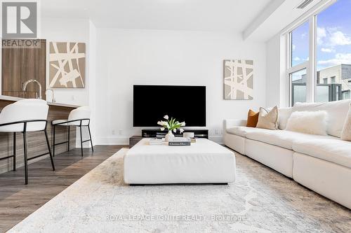 112 - 25 Adra Grado Way, Toronto, ON - Indoor Photo Showing Living Room