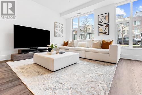 112 - 25 Adra Grado Way, Toronto, ON - Indoor Photo Showing Living Room