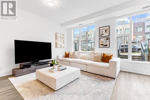 112 - 25 Adra Grado Way, Toronto, ON - Indoor Photo Showing Living Room