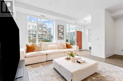 112 - 25 Adra Grado Way, Toronto, ON - Indoor Photo Showing Living Room