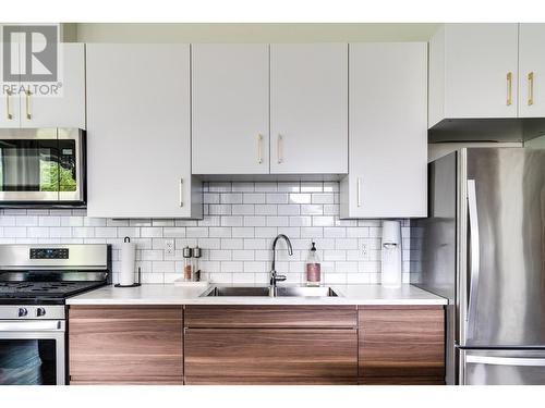 617 Harold Street, Slocan, BC - Indoor Photo Showing Kitchen With Double Sink With Upgraded Kitchen