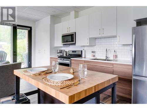 617 Harold Street, Slocan, BC - Indoor Photo Showing Kitchen