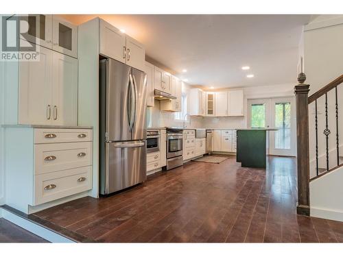 402 Beresford  Crescent, Castlegar, BC - Indoor Photo Showing Kitchen