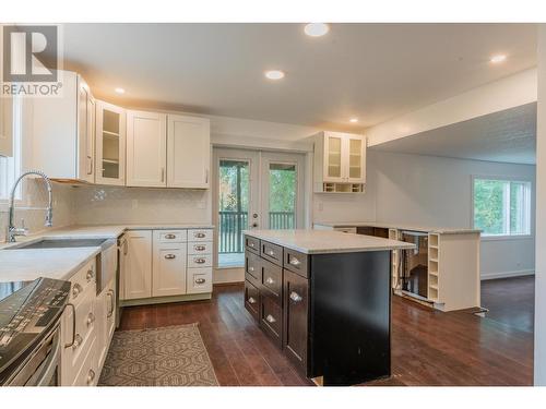 402 Beresford  Crescent, Castlegar, BC - Indoor Photo Showing Kitchen