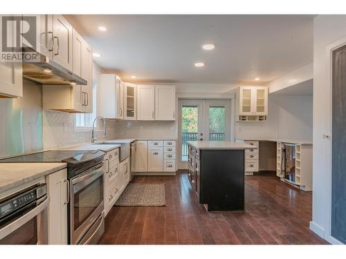 402 Beresford  Crescent, Castlegar, BC - Indoor Photo Showing Kitchen