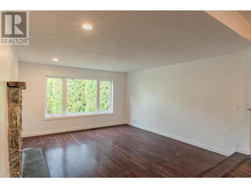 402 Beresford  Crescent, Castlegar, BC - Indoor Photo Showing Other Room