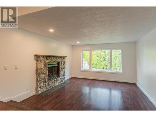 402 Beresford  Crescent, Castlegar, BC - Indoor Photo Showing Living Room With Fireplace