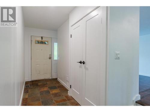 402 Beresford  Crescent, Castlegar, BC - Indoor Photo Showing Other Room