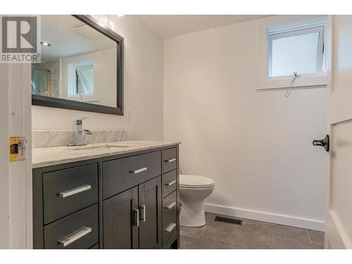 402 Beresford  Crescent, Castlegar, BC - Indoor Photo Showing Bathroom