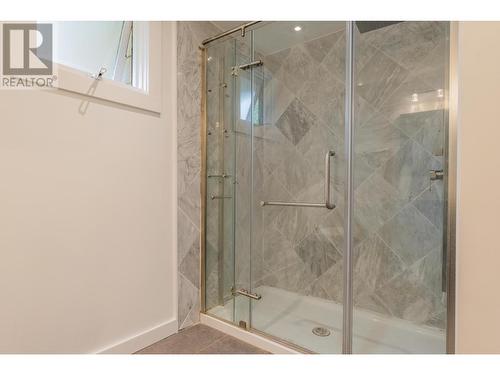 402 Beresford  Crescent, Castlegar, BC - Indoor Photo Showing Bathroom