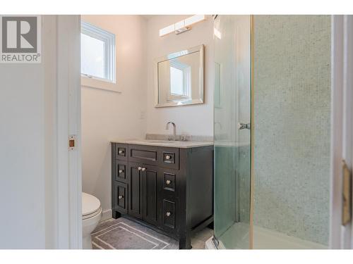 402 Beresford  Crescent, Castlegar, BC - Indoor Photo Showing Bathroom