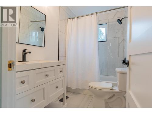 402 Beresford  Crescent, Castlegar, BC - Indoor Photo Showing Bathroom