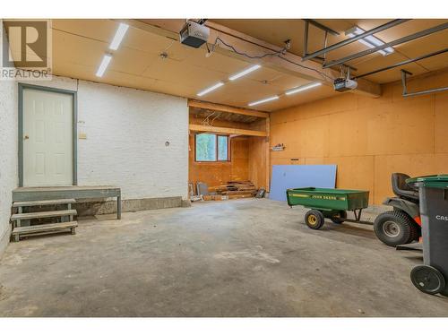 402 Beresford  Crescent, Castlegar, BC - Indoor Photo Showing Garage