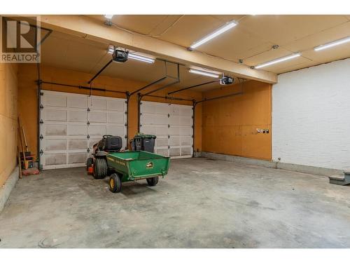 402 Beresford  Crescent, Castlegar, BC - Indoor Photo Showing Garage