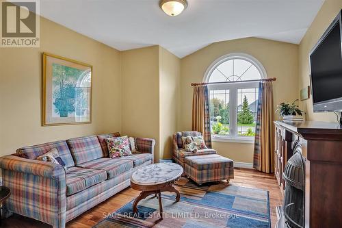 19 William Booth Crescent, Kawartha Lakes, ON - Indoor Photo Showing Living Room