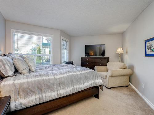 212-898 Vernon Ave, Saanich, BC - Indoor Photo Showing Bedroom