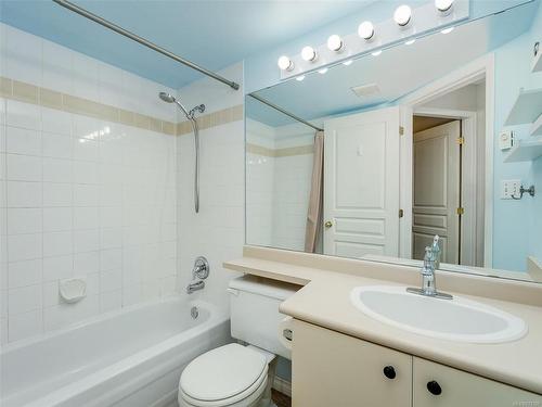 212-898 Vernon Ave, Saanich, BC - Indoor Photo Showing Bathroom