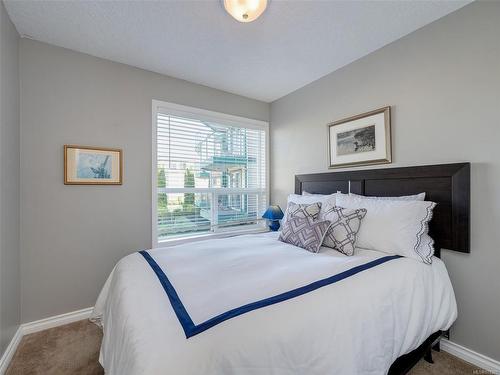 212-898 Vernon Ave, Saanich, BC - Indoor Photo Showing Bedroom