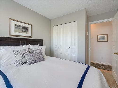 212-898 Vernon Ave, Saanich, BC - Indoor Photo Showing Bedroom