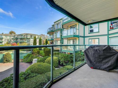 212-898 Vernon Ave, Saanich, BC - Outdoor