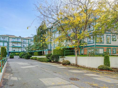 212-898 Vernon Ave, Saanich, BC - Outdoor