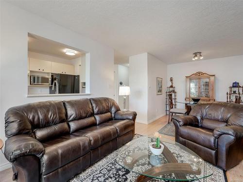 212-898 Vernon Ave, Saanich, BC - Indoor Photo Showing Living Room