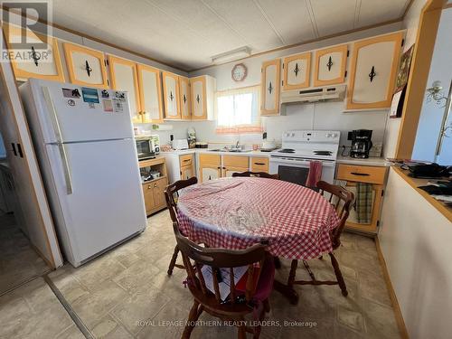 287 Evelyn Crescent, Timmins (Trailer Parks), ON - Indoor Photo Showing Kitchen