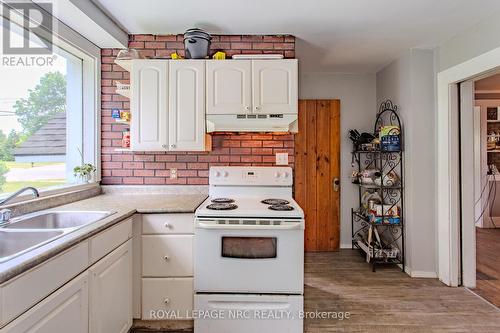 3796 Dominion Road, Fort Erie, ON - Indoor Photo Showing Kitchen With Double Sink