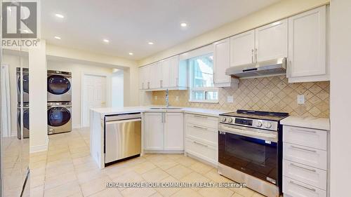 70 Shannon Road, East Gwillimbury, ON - Indoor Photo Showing Kitchen