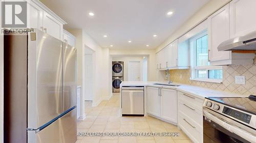 70 Shannon Road, East Gwillimbury, ON - Indoor Photo Showing Kitchen With Upgraded Kitchen