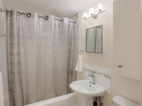 102-2768 Satellite St, Oak Bay, BC - Indoor Photo Showing Bathroom