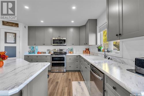 82 26Th Street, Battleford, SK - Indoor Photo Showing Kitchen With Stainless Steel Kitchen With Upgraded Kitchen