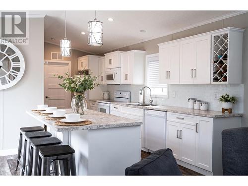 21 Johnson Way, Revelstoke, BC - Indoor Photo Showing Kitchen With Upgraded Kitchen