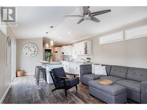 21 Johnson Way, Revelstoke, BC - Indoor Photo Showing Living Room