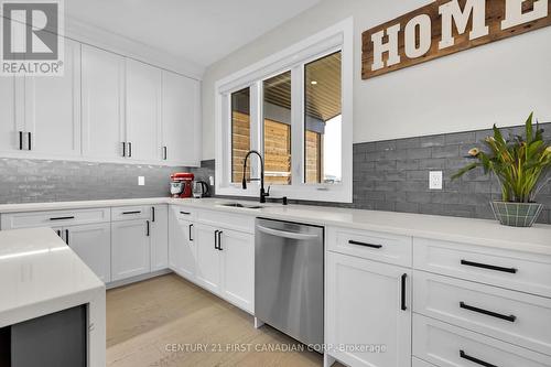 102 Harvest Lane, Dutton/Dunwich (Dutton), ON - Indoor Photo Showing Kitchen