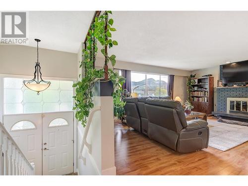 830 Matt Road, Kelowna, BC - Indoor Photo Showing Living Room With Fireplace