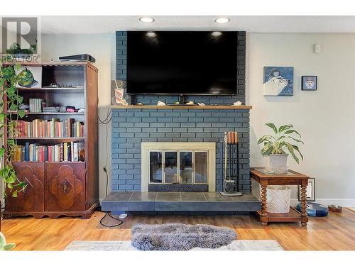 830 Matt Road, Kelowna, BC - Indoor Photo Showing Living Room With Fireplace