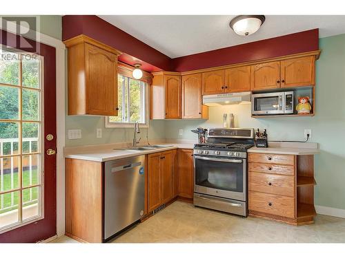 830 Matt Road, Kelowna, BC - Indoor Photo Showing Kitchen With Double Sink