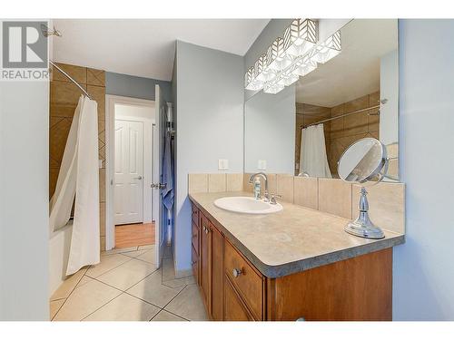 830 Matt Road, Kelowna, BC - Indoor Photo Showing Bathroom