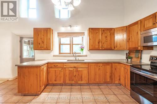 5745 Line 3 N, Oro-Medonte, ON - Indoor Photo Showing Kitchen