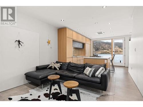 4043 Lakeside Road, Penticton, BC - Indoor Photo Showing Living Room