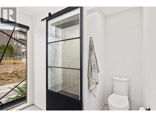 4043 Lakeside Road, Penticton, BC - Indoor Photo Showing Bathroom