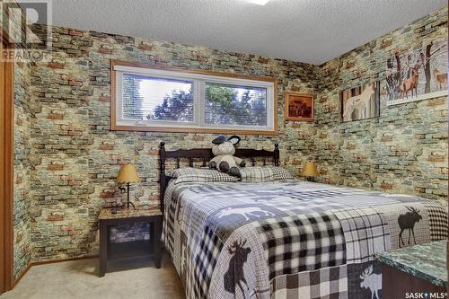 18 Lloyd Bay, Regina, SK - Indoor Photo Showing Bedroom