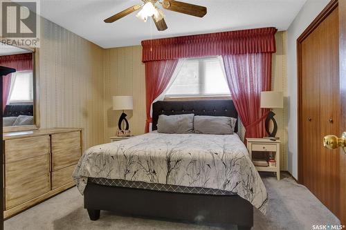 18 Lloyd Bay, Regina, SK - Indoor Photo Showing Bedroom