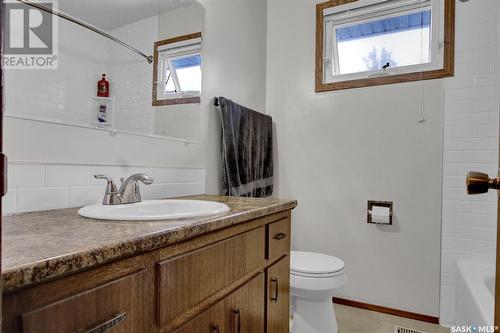 18 Lloyd Bay, Regina, SK - Indoor Photo Showing Bathroom